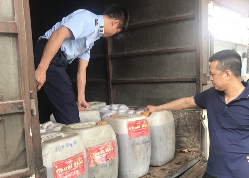 Hưng Yên: Thu giữ 800 lít rượu chuối hột không được dán tem rượu sản xuất