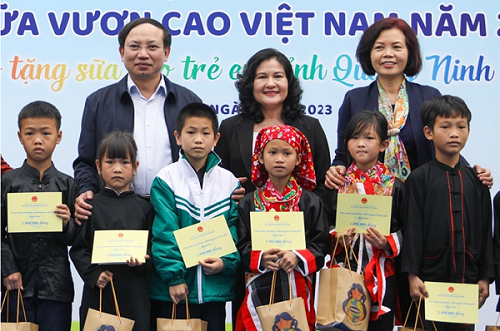 Nhân dịp này, Quỹ Bảo trợ trẻ em Việt Nam đã trao tặng 100 suất học bổng cho các em học sinh có hoàn cảnh khó khăn đã vượt khó vươn lên trong học tập