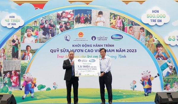 Ông Nguyễn Hạnh Phúc – Chủ tịch Hội đồng Quản trị Vinamilk (bên phải) trao bảng tượng trưng 1,5 triệu ly sữa của chương trình năm 2023 cho lãnh đạo Quỹ BTTEVN