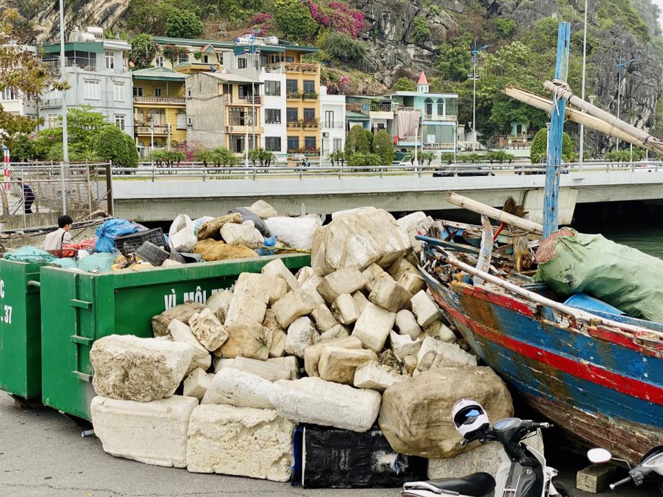 Huy động hàng chục tàu, xuồng thu gom phao xốp trên vịnh Hạ Long