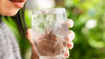 Mùa hè uống nước lạnh hay nước ấm tốt hơn?