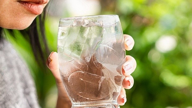 Mùa hè uống nước lạnh hay nước ấm tốt hơn?