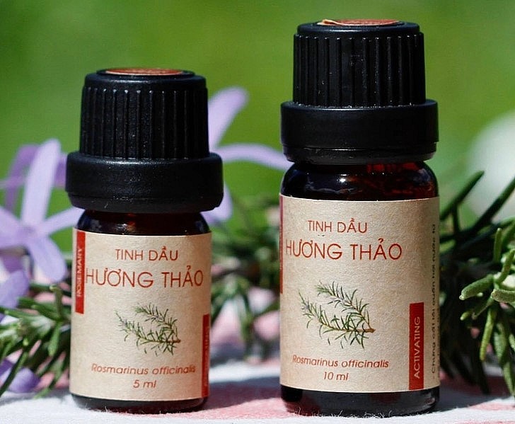 Các sản phẩm tinh dầu và trà đang được gia đình chị Triệu Thị Loan sản xuất để cung ứng theo hợp đồng của khách hàng. 