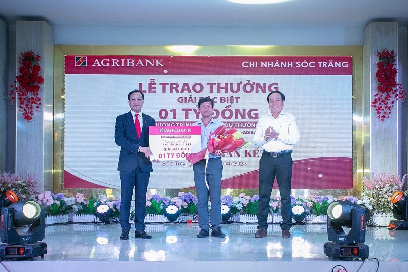Đại diện lãnh đạo Agribank, Phó Tổng giám đốc Lê Hồng Phúc trao 01 tỷ đồng cho khách hàng trúng giải Đặc biệt