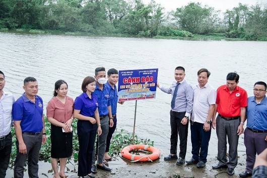 Hà Tĩnh: Công ty Hoàng Gia Phát trao tặng 131 biển cắm cảnh báo đuối nước