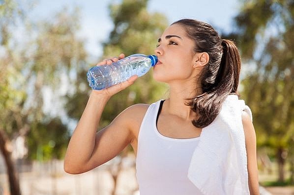 Trời nắng nóng, uống bao nhiêu nước mỗi ngày là đủ?