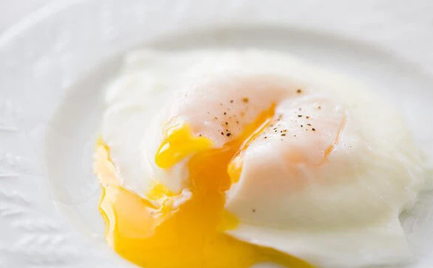 Ăn trứng gà chần hay trứng gà chín tốt hơn?