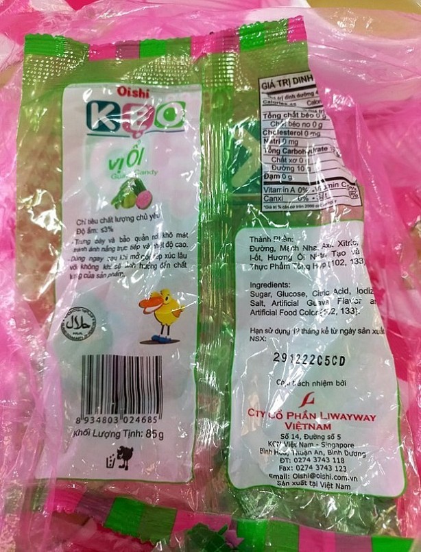 Vỏ gói kẹo ổi 9 học sinh ăn, sau đó bị ngộ độc. Ảnh: Đậu Tất Thành – TTXVN