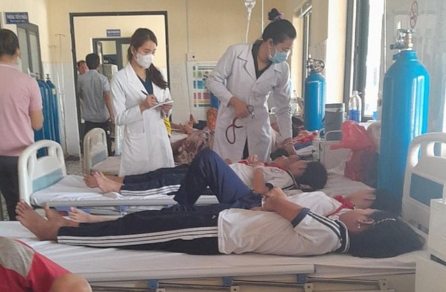 9 học sinh tiểu học ở Bình Phước nhập viện cấp cứu sau khi ăn kẹo mua ở cổng trường