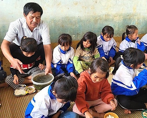 Trường Tiểu học Đăk Hà tổ chức bữa ăn trưa miễn phí cho học sinh.