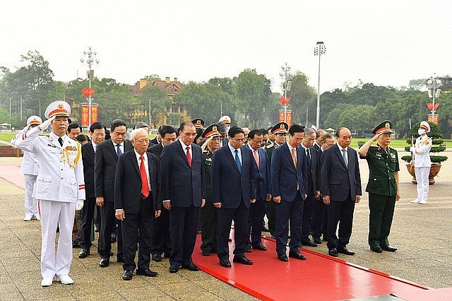 Các đồng chí lãnh đạo, nguyên lãnh đạo Đảng, Nhà nước tưởng nhớ Chủ tịch Hồ chí Minh - Ảnh: VGP