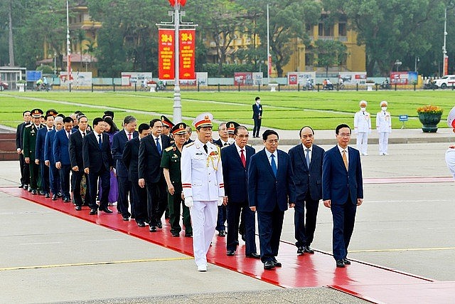 Đoàn đại biểu lãnh đạo, nguyên lãnh đạo Đảng, Nhà nước và Ủy ban Trung ương MTTQ Việt Nam vào Lăng viếng Chủ tịch Hồ Chí Minh - Ảnh: VGP