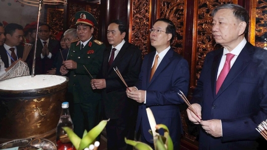 Chủ tịch nước Võ Văn Thưởng dâng hương tưởng nhớ các vua Hùng trong ngày Giỗ Tổ