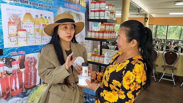 Phạm Thị Hồng Thắm (đội mũ) đang chia sẻ về sản phẩm muối SAHU 
