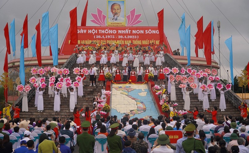 Lễ Thượng cờ Thống nhất non sông tại Di tích Đôi bờ Hiền Lương - Bến Hải.