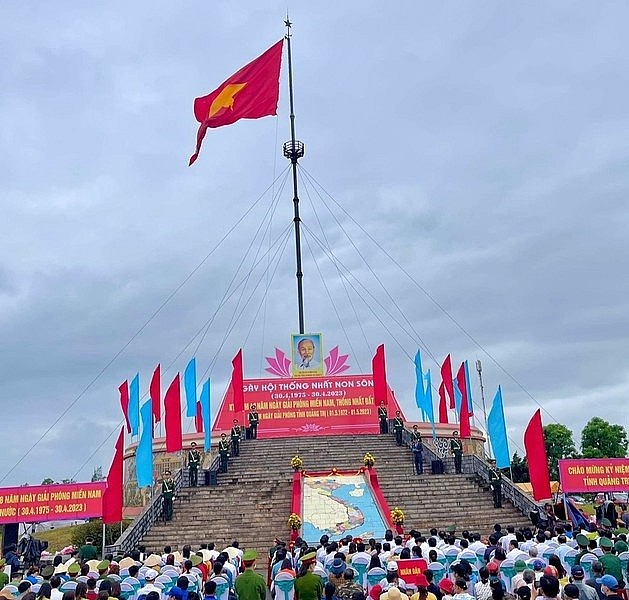 Xúc động Lễ Thượng cờ Thống nhất non sông ở kỳ đài Hiền Lương