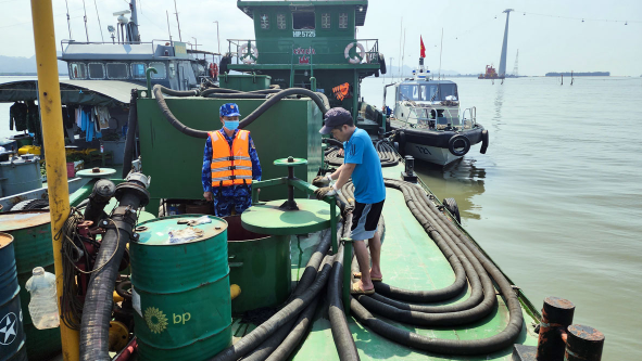 Bộ tư lệnh Vùng Cảnh sát biển 1 bắt giữ 12.000 lít dầu DO không rõ nguồn gốc