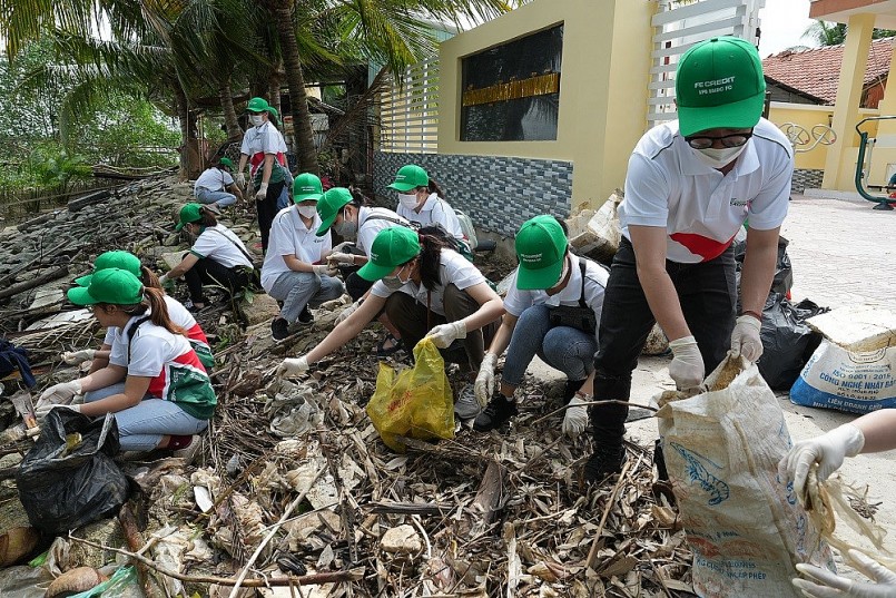 Các bạn trẻ FE CREDIT tham gia dọn dẹp vệ sinh môi trường, thu gom rác thải tại Doi Mỹ Khánh, huyện Cần Giờ