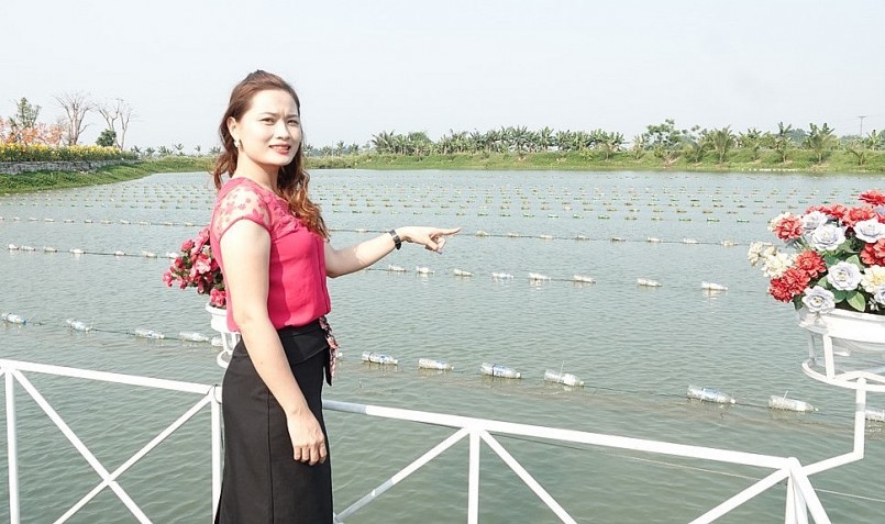 Chị Ánh bên mô hình nuôi trai lấy ngọc của mình tại thôn Liên Công, xã Đồng Môn, tỉnh Hà Tĩnh. 