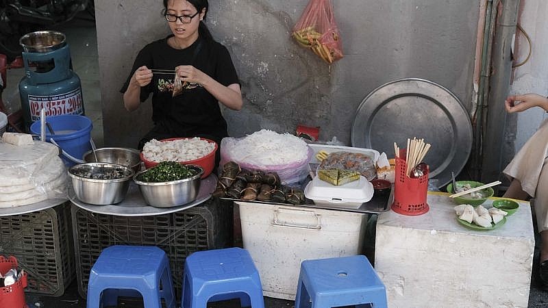 Lạ đời quán bánh đúc nước lèo đông nghịt khách nhưng chỉ mở bán 5 ngày/tháng