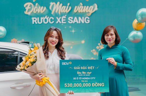 Đại diện BIDV Bắc Sài Gòn trao giải thưởng Ô tô Honda City cho khách hàng