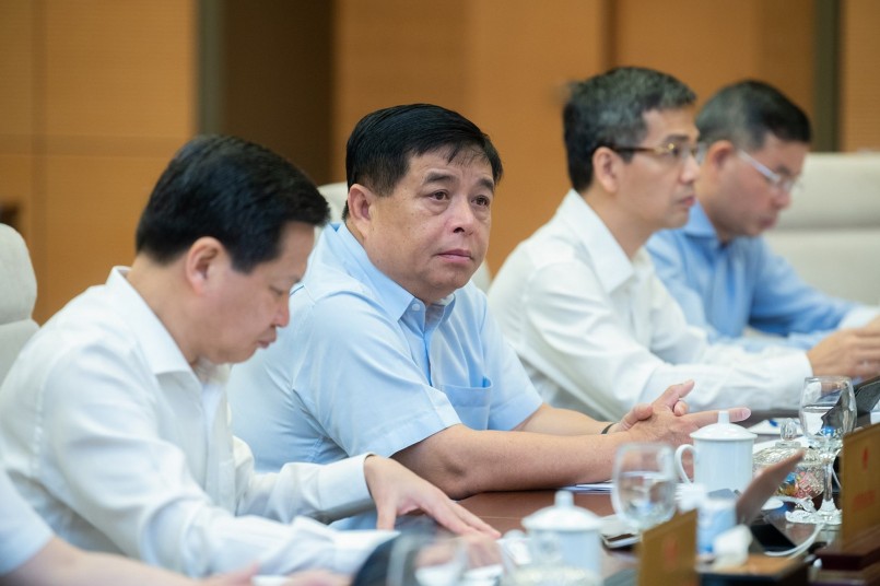 Bộ trưởng Bộ Kế hoạch và Đầu tư Nguyễn Chí Dũng cùng các đại biểu tại phiên họp