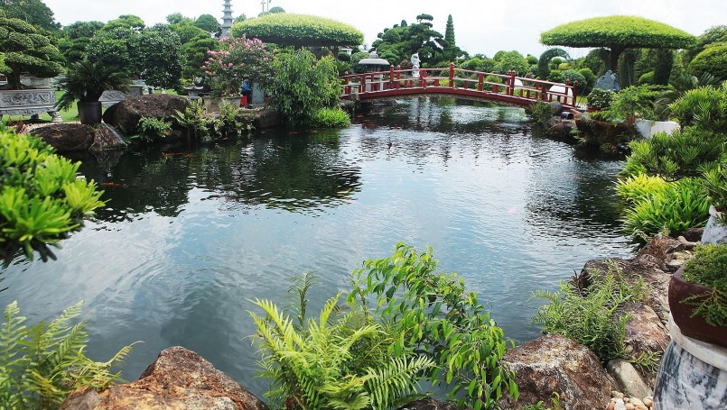 Toàn cảnh hồ cá Koi được đầu tư hàng chục tỷ của đại gia Lê Văn Dũng (Thái Nguyên).
