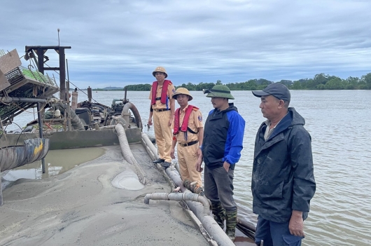 Bắc Giang: Bắt giữ tàu khai thác trái phép hàng chục m3 cát