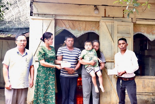 Đắk Lắk: Tạp chí Thương hiệu và Sản phẩm tặng quà cho gia đình bé trai 3 tuổi mắc bệnh thận hư