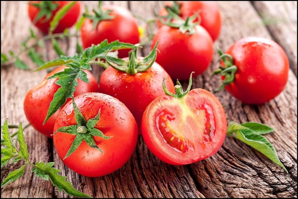 Dùng cà chua có thể tẩy tế bào chết và trị mụn lưng hiệu quả