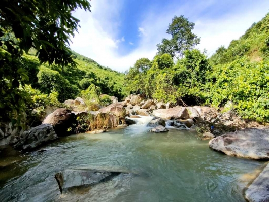 Khám phá vẻ đẹp thiên nhiên hùng vĩ của thác Khe San