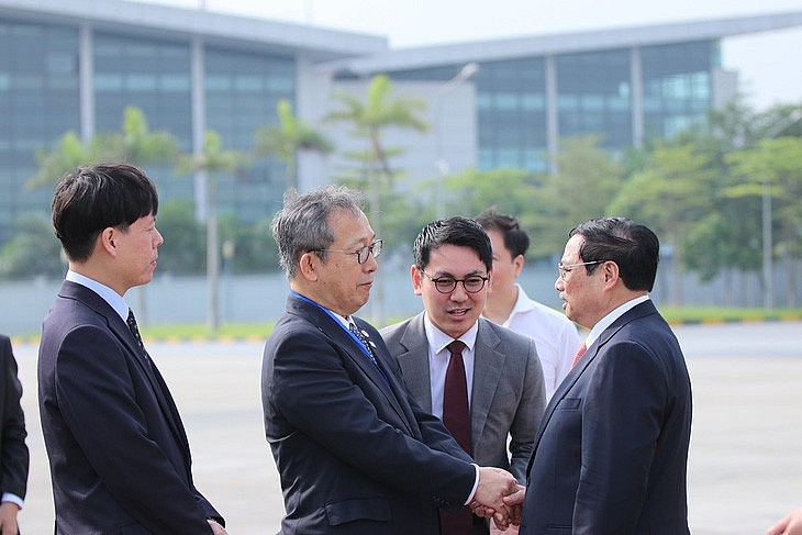 Đại sứ Nhật Bản tại Việt Nam Yamada Takio tiễn Thủ tướng Phạm Minh Chính lên đường công tác tại Nhật Bản - Ảnh: DUY LINH