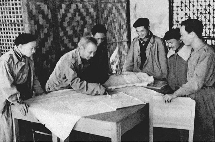 Chủ tịch Hồ Chí Minh họp với Ban Thường vụ Trung ương Đảng quyết định mở Chiến dịch Biên giới (1950). (Ảnh: Tư liệu/TTXVN)