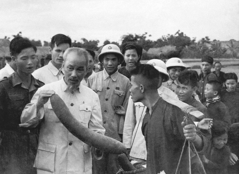 Nông dân xã Ái Quốc, huyện Nam Sách, tỉnh Hải Dương báo cáo kết quả sản xuất với Chủ tịch Hồ Chí Minh, ngày 31/5/1957)