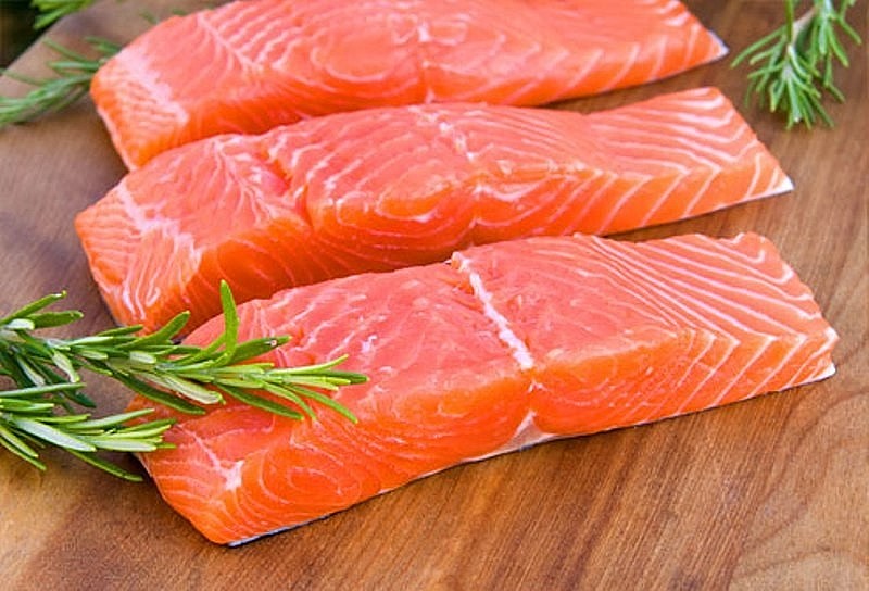 Cá hồi rất giàu axit béo omega-3, giúp ngăn ngừa bệnh khô mắt.