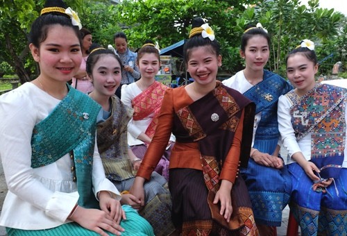 Hoa Chăm Pa trong phong tục của Lào