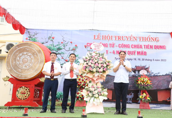Chủ tịch UBND huyện Thường Tín Nguyễn Xuân Minh tặng hoa chúc mừng Lễ hội đến chính quyền và nhân dân xã Tự Nhiên.