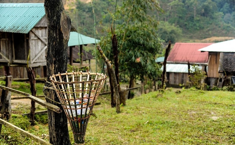 Những chiếc giỏ đựng rác đan bằng tre nứa được treo dọc các tuyến đường trong làng Vi Rơ Ngheo.