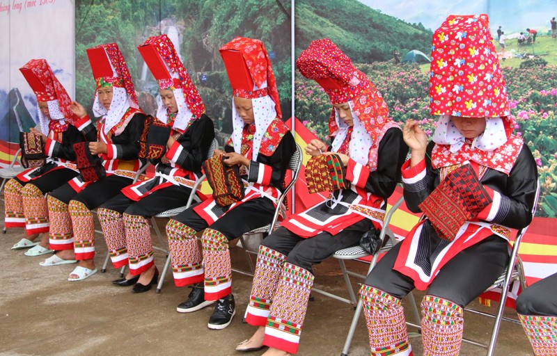 Phụ nữ dân tộc Dao trình diễn thêu trang phục bằng tay tại ngày hộ