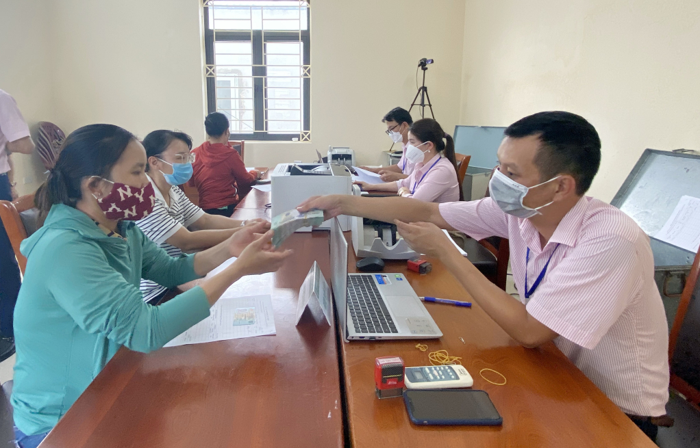 Ngân hàng CSXH huyện Cô Tô giải ngân nguồn vốn vay ưu đãi cho hội viên nông dân phát triển mô hình kinh tế.