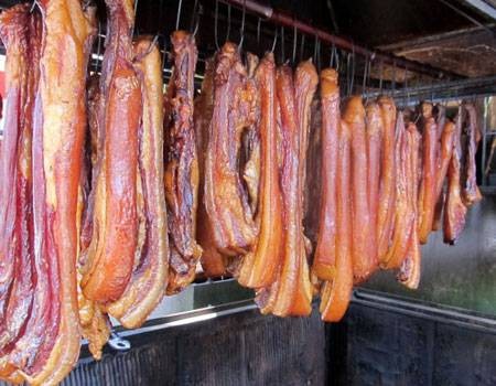 Thịt lợn treo hun khói - Ảm thực đồng bào dân tộc Dao