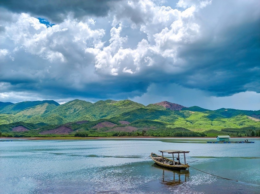 Khám phá đập hồ nước Khe Tân