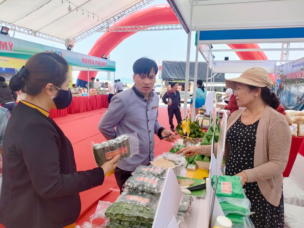 Bình Định: Hàng loạt sản phẩm OCOP lên ngôi tại phiên chợ tuần hàng nông sản