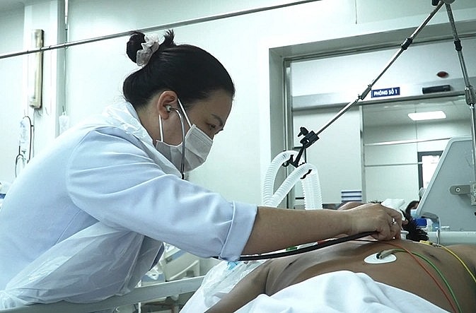 Một trong hai bệnh nhân ngộ độc botulinum nặng đang điều trị tại Bệnh viện Chợ Rẫy (Ảnh: BV)
