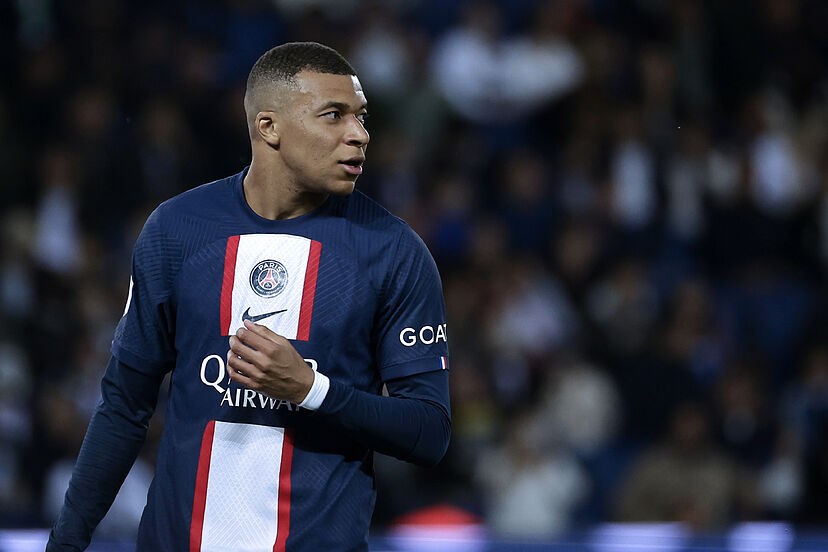 Mbappe chính thức xác định tương lai tại PSG
