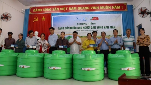 Tập đoàn Tân Á Đại Thành trao tặng bồn nước cho nông dân xã Vĩnh Hoà