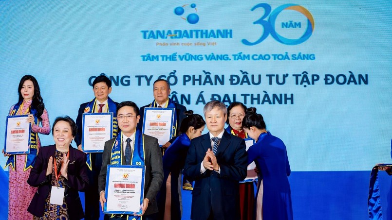 Đại diện Tập đoàn Tân Á Đại Thành nhận chứng nhận Hàng Việt Nam chất lượng cao 2023.