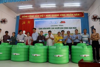 Tập đoàn Tân Á Đại Thành trao tặng bồn nước cho nông dân xã Vĩnh Hoà