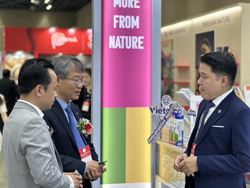 Đại sứ Nguyễn Vũ Tùng (áo đen bên trái) trao đổi với doanh nghiệp Việt Nam tại Triển lãm Seoul Food 2023