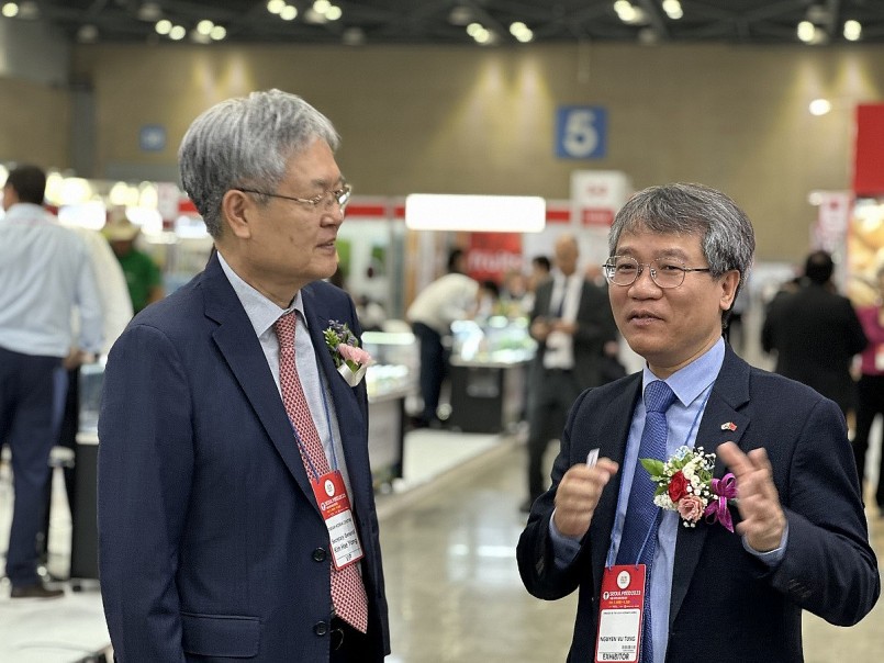 Đại sứ Việt Nam tại Hàn Quốc Nguyễn Vũ Tùng (bên phải) trao đổi Tổng thư ký Trung tâm ASEAN Hàn Quốc Kim Hae Yong tại Triển lãm Seoul Food 2023